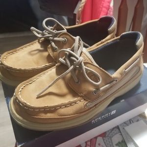 Boys sperrys